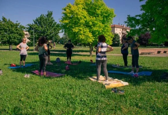 Pilates all'aperto nel parco